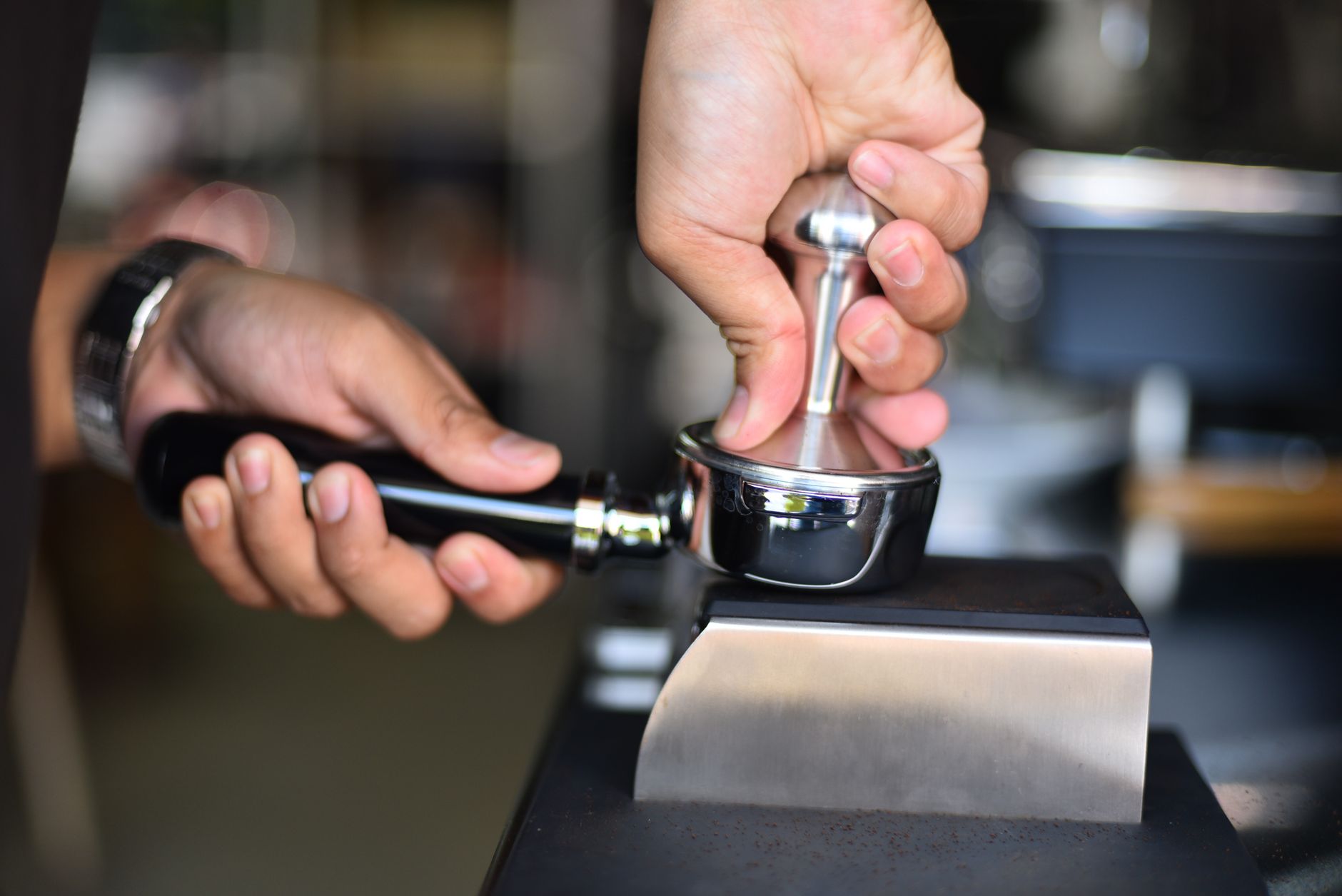 coffee grounds clumping static electricity portafilter