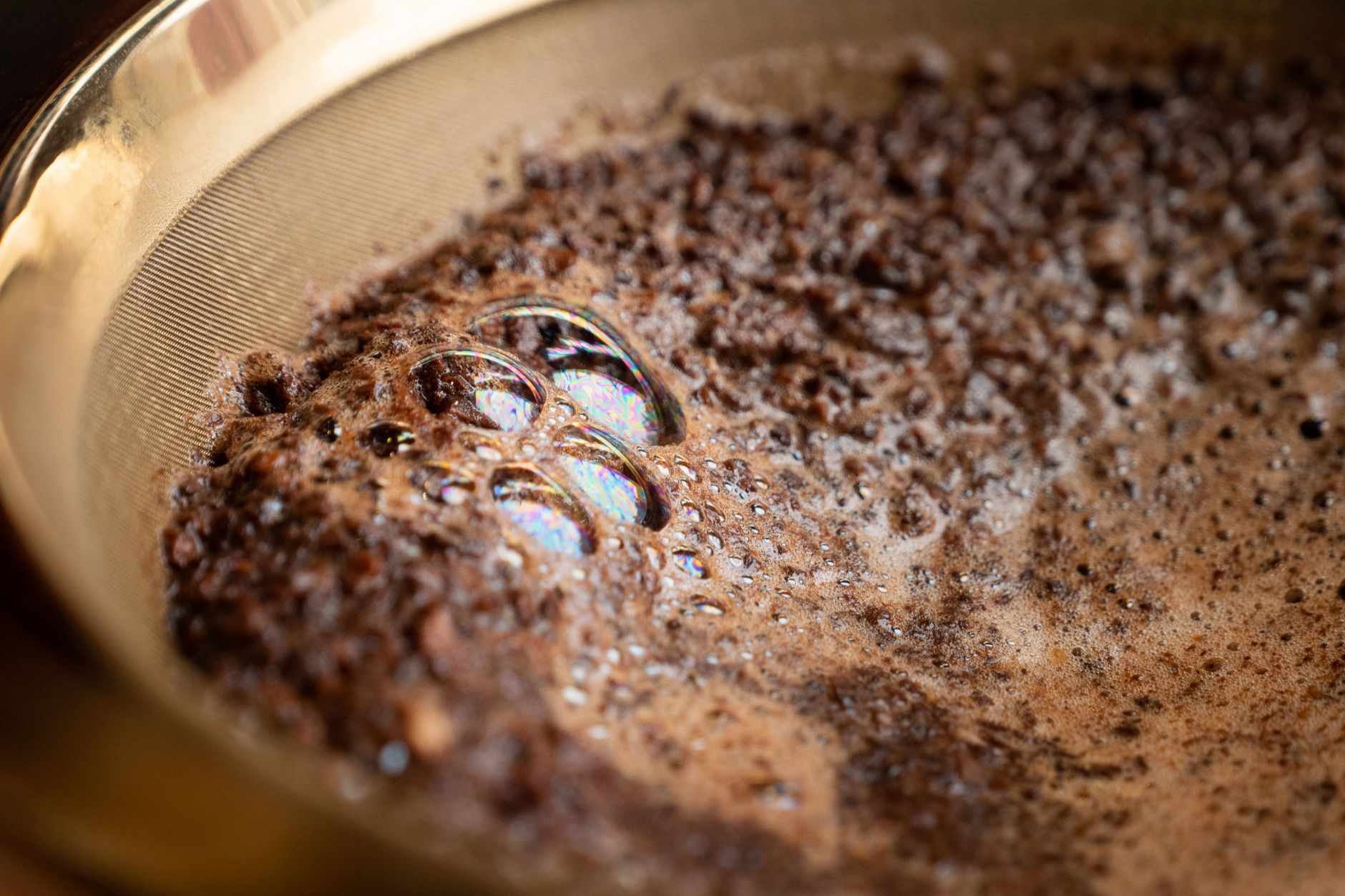 kitchen scale weighing coffee grounds grams