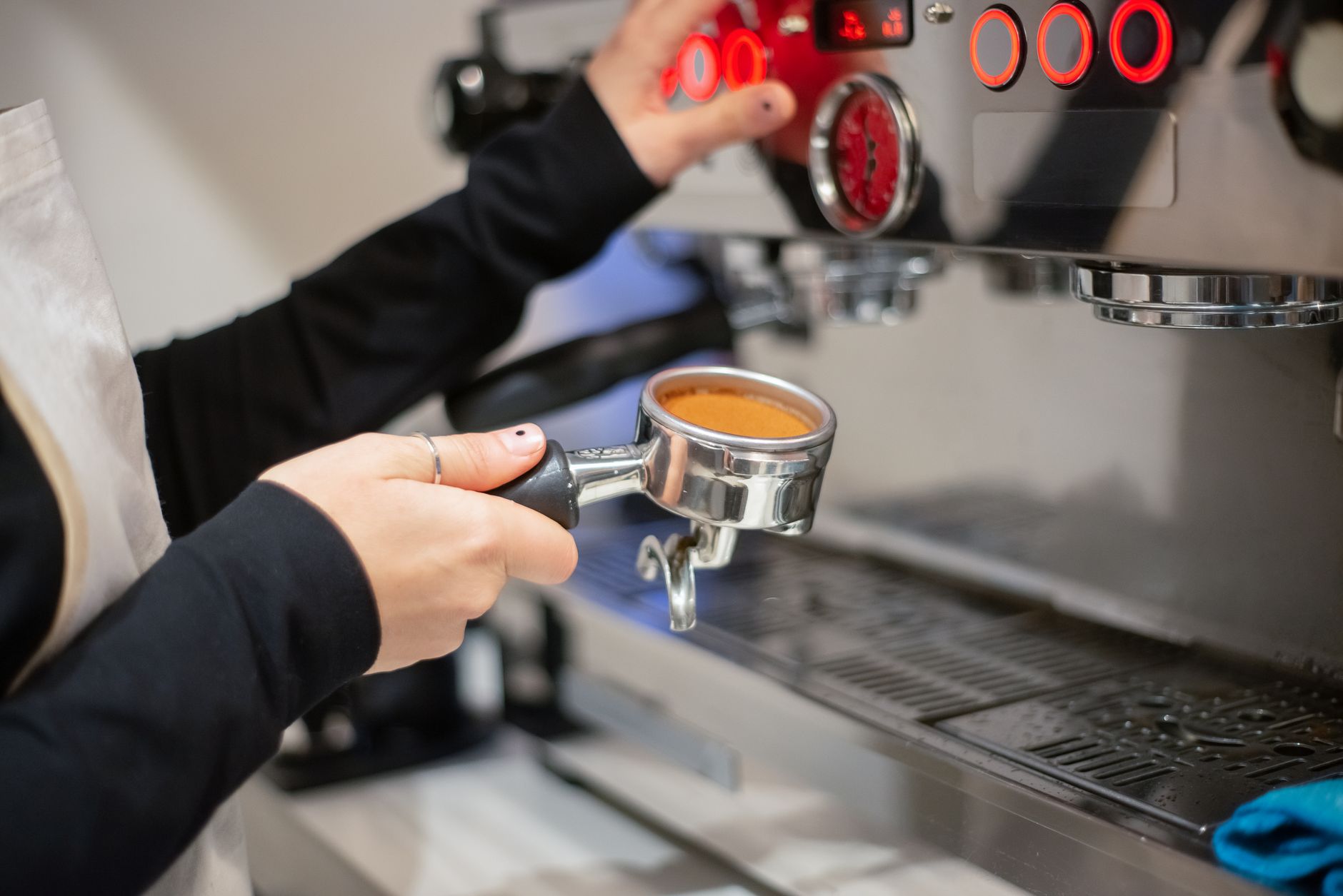 coffee dosing funnel leveling espresso grounds flat surface