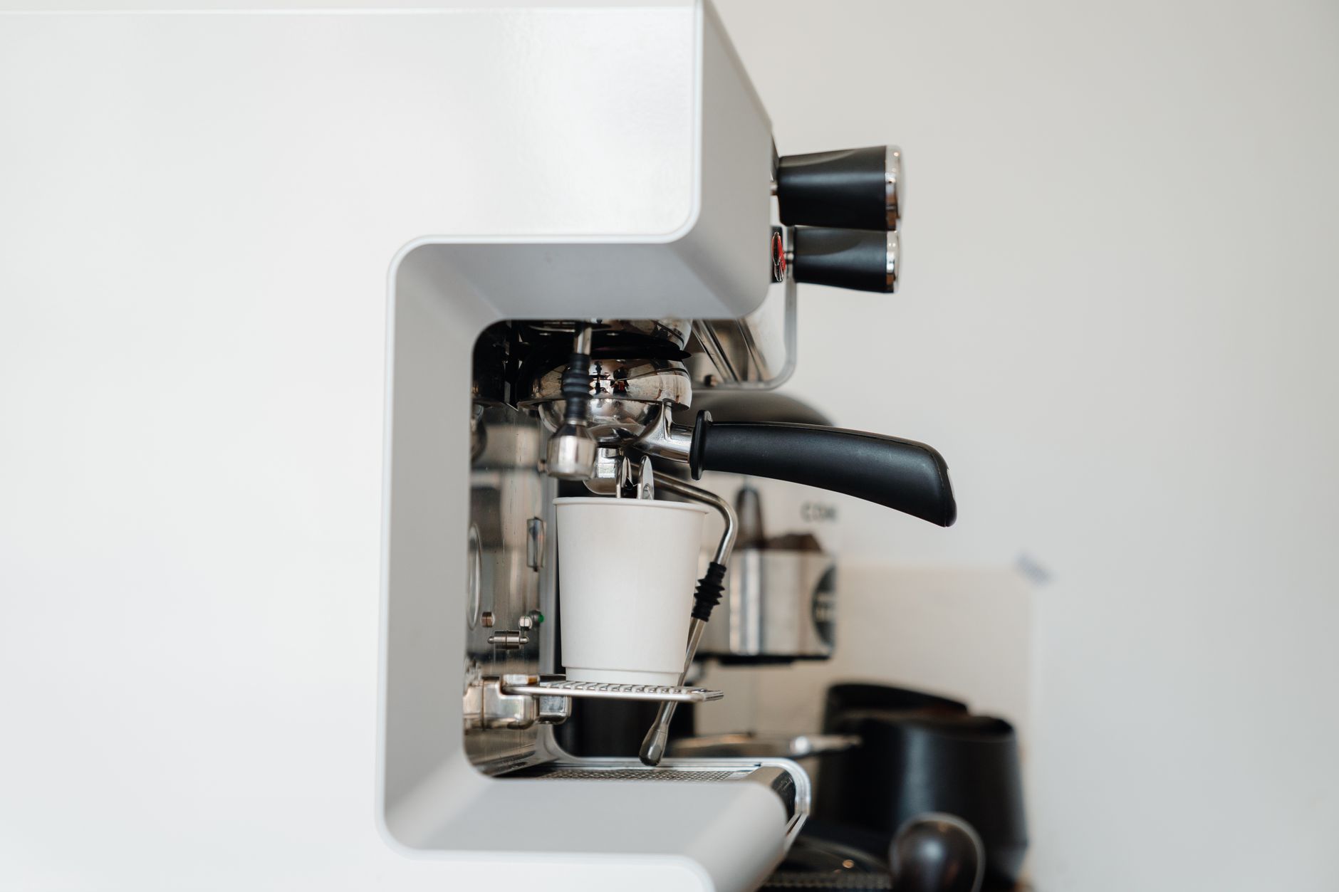 espresso shot pulling golden crema bianca portafilter